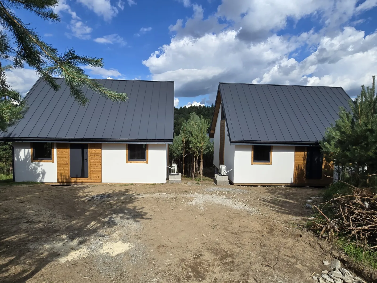 Dwa domy szkieletowe 85 m² z poddaszem na jednej działce