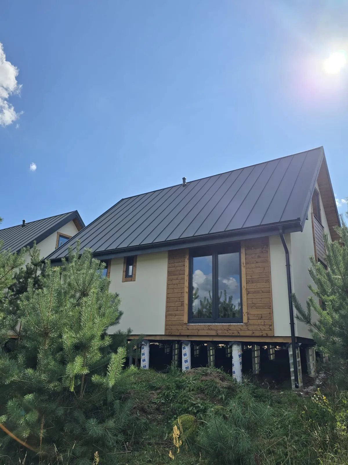 Dom szkieletowy 85 m² z ciemnym dachem z blachy na rąbek