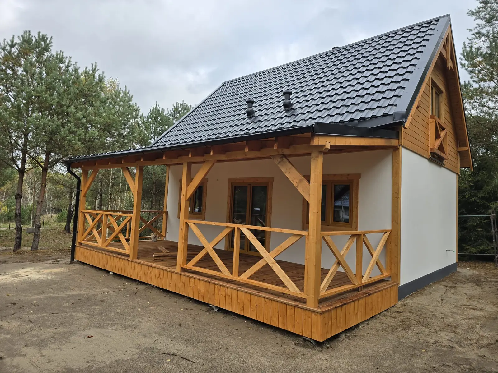 Dom piętrowy 83 m² z drewnianą werandą narożną