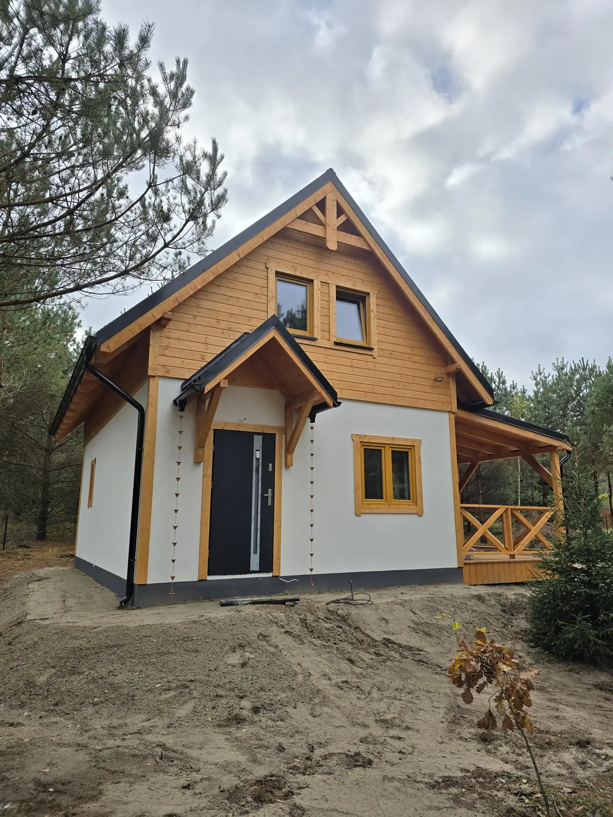 Wejście do domu szkieletowego 83 m² z drewnianym szczytem