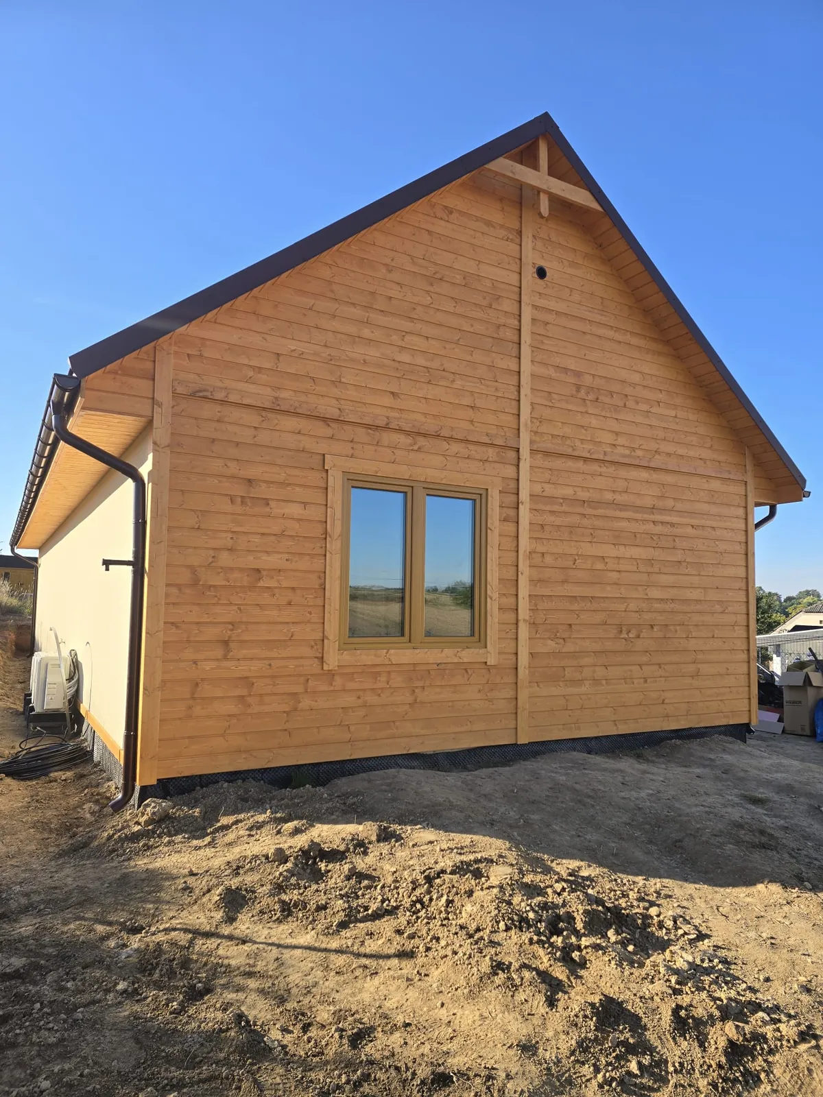 Szczyt domu szkieletowego 86 m² z drewnianą elewacją